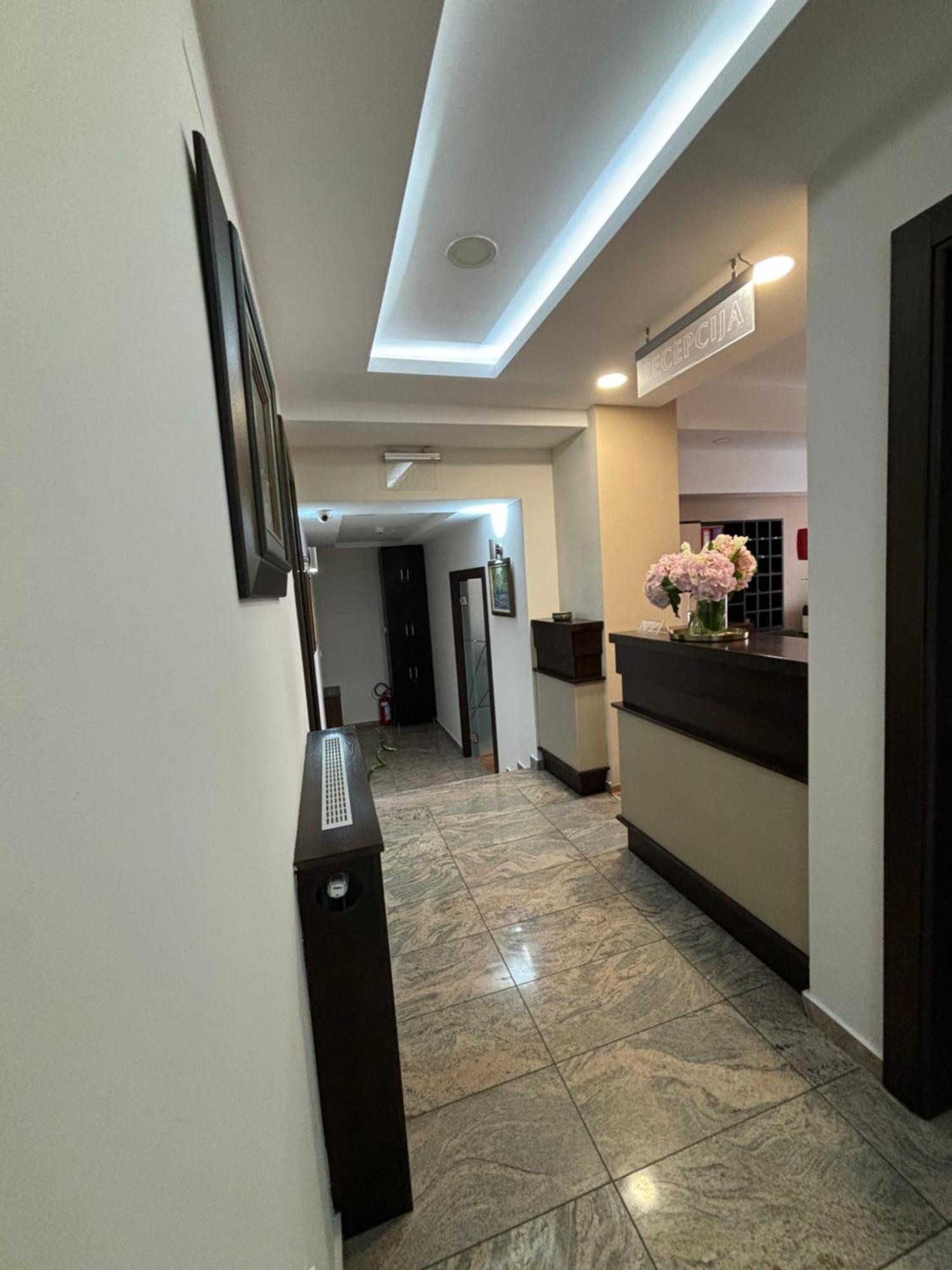 לינה וארוחת בוקר סרמסקה מיטרוביקה Atrium מראה חיצוני תמונה
