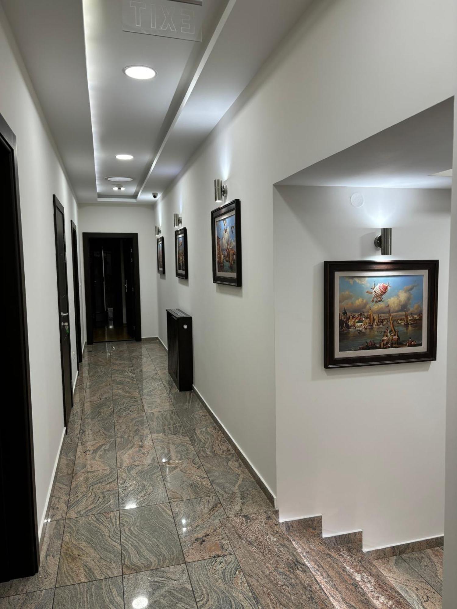 לינה וארוחת בוקר סרמסקה מיטרוביקה Atrium מראה חיצוני תמונה