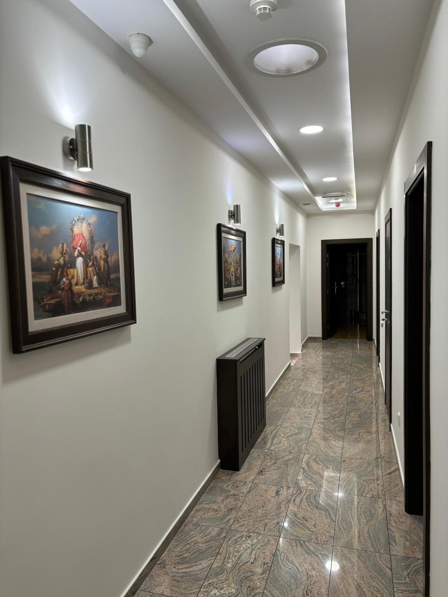 לינה וארוחת בוקר סרמסקה מיטרוביקה Atrium מראה חיצוני תמונה