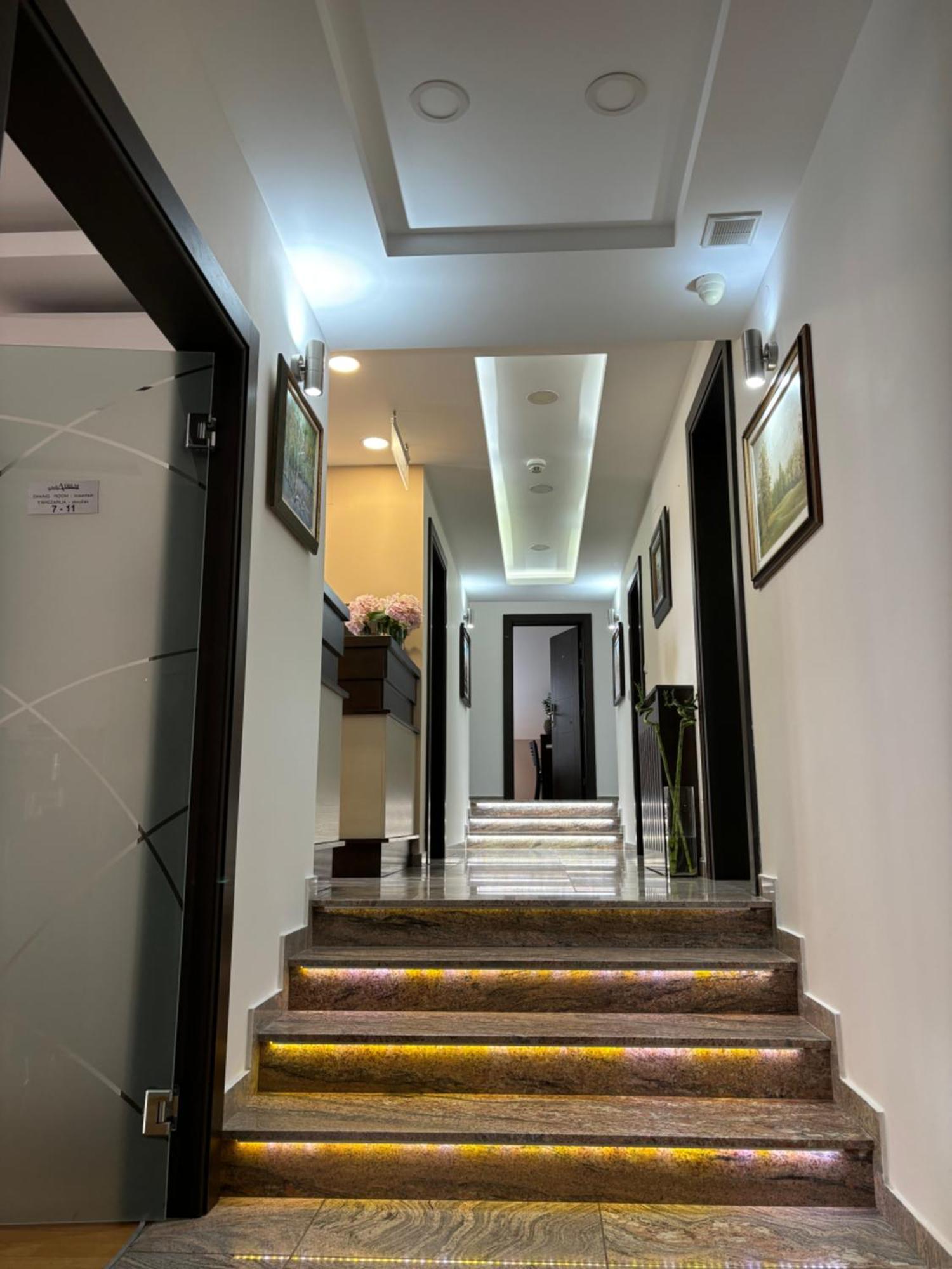 לינה וארוחת בוקר סרמסקה מיטרוביקה Atrium מראה חיצוני תמונה