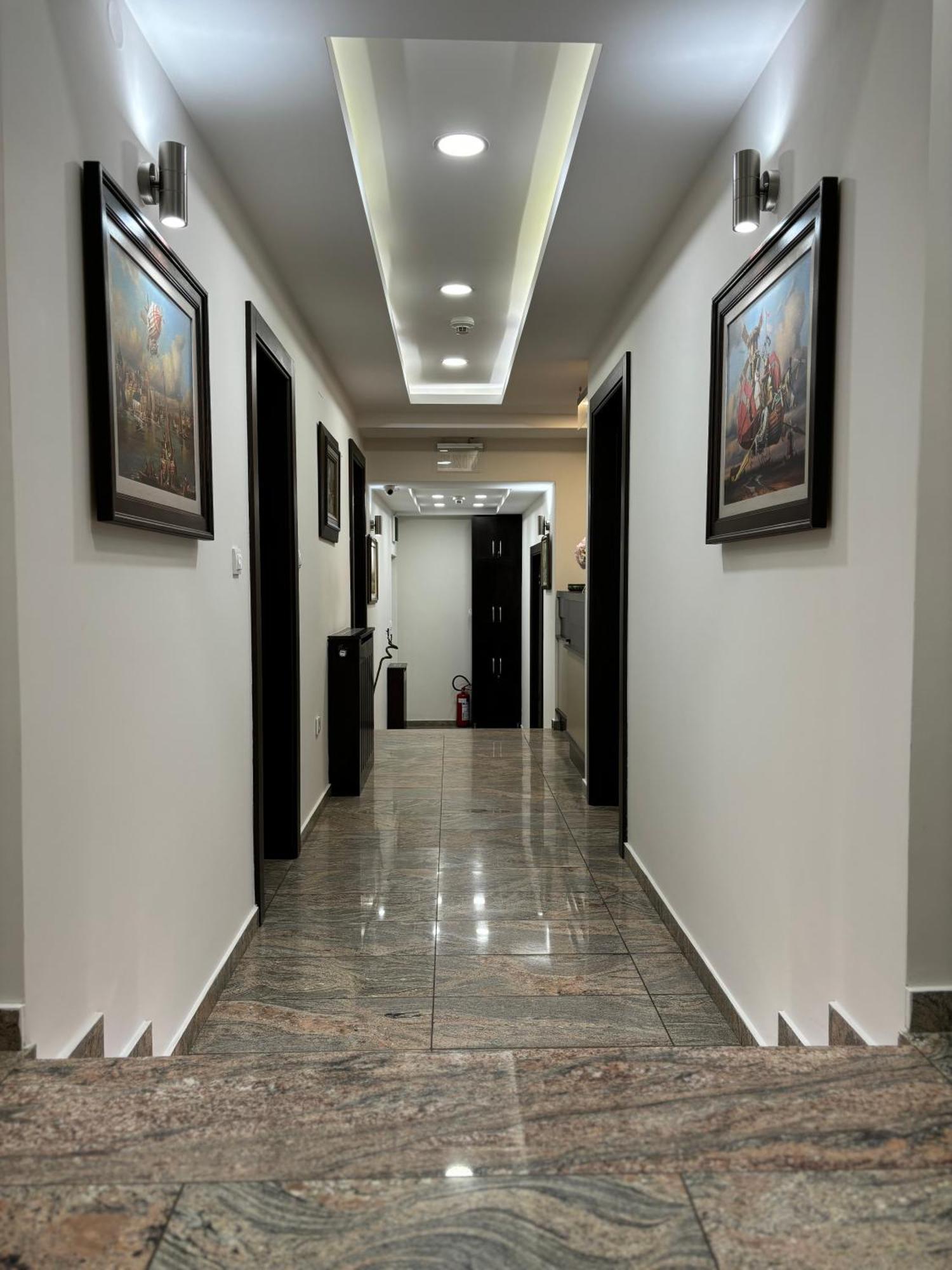 לינה וארוחת בוקר סרמסקה מיטרוביקה Atrium מראה חיצוני תמונה