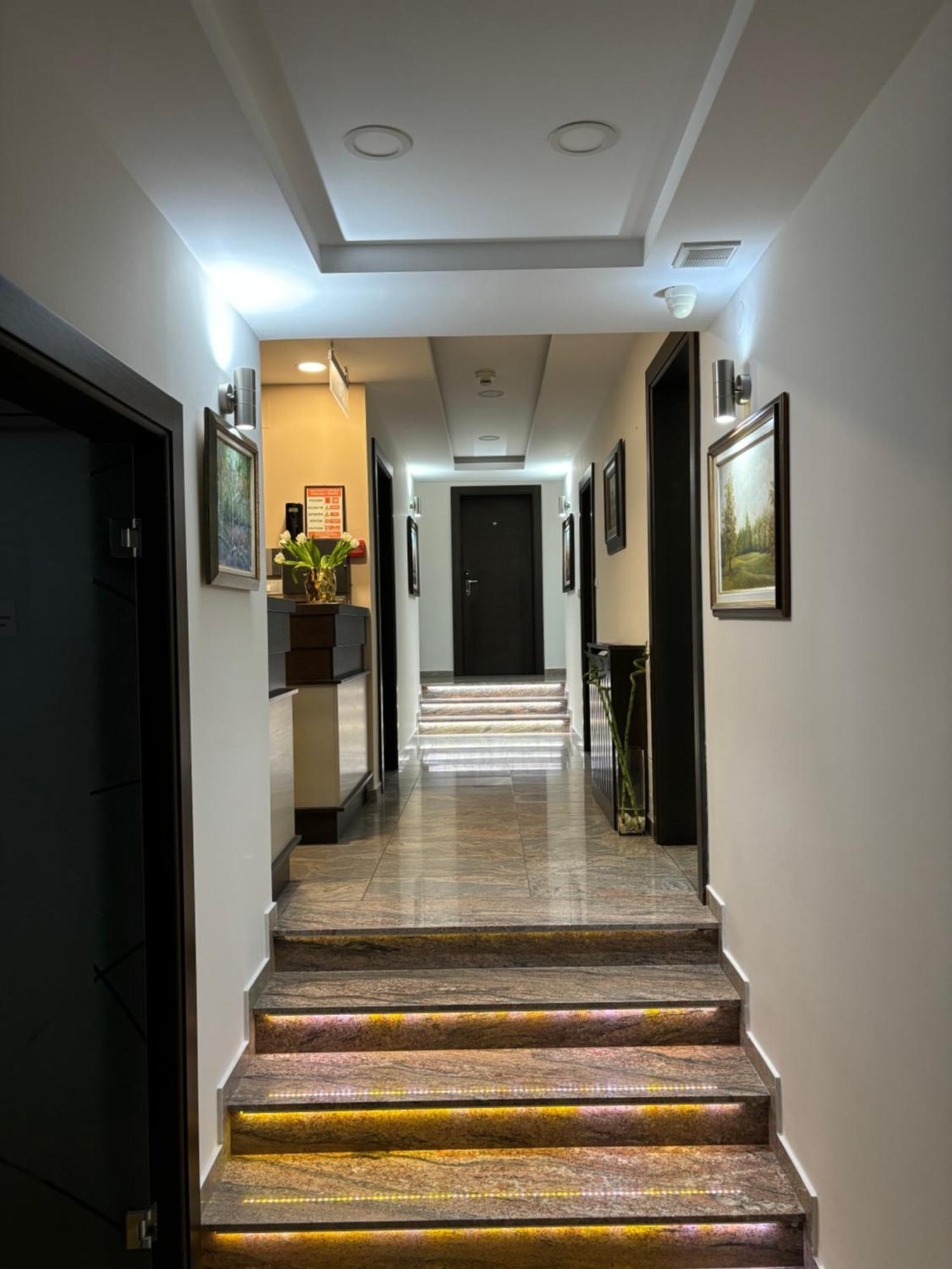 לינה וארוחת בוקר סרמסקה מיטרוביקה Atrium מראה חיצוני תמונה
